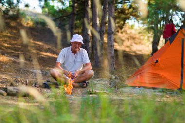 Bir turist ateşe küçük cips atar..