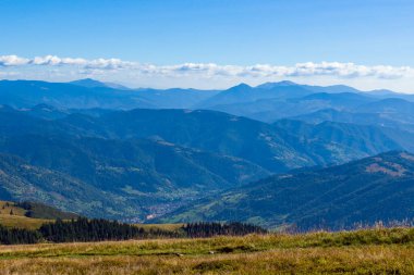 Karpat Dağları açık bir sonbahar gününde