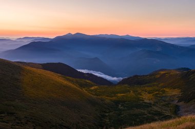 Ukrayna 'nın Karpat Dağları' nda şafak vakti