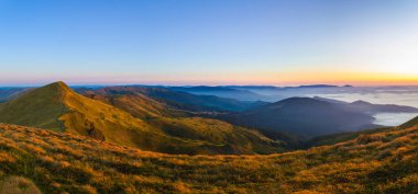 Güneş doğarken Karpat Dağlarının Panoraması
