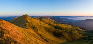 Güneş doğarken Karpat Dağları. Svydovetsky tepesi, Ukrayna.