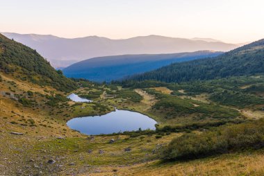Karpatlar 'da Vorozheska Gölü' nün üzerinde şafak vakti