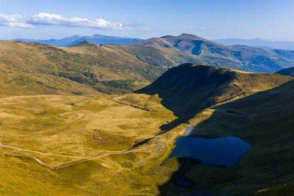Karpatlar 'daki Dogyaska Gölü güneşli bir günde, Ukrayna