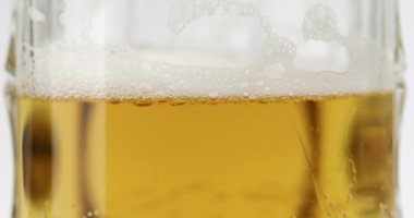 Bira bardağında kabarcıklar. 4K DCI videosu