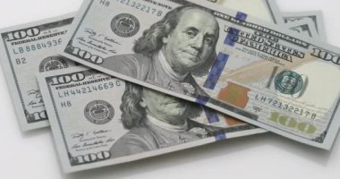 Beyaz arkaplana düşen 100 dolarlık banknotlar