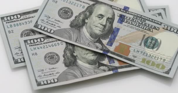 Honderd Dollar Biljetten Vallen Witte Achtergrond Tijdens Het Tellen — Stockvideo