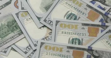 Dağınık yüz dolarlık banknotların bir araya toplanması