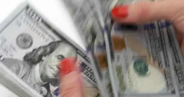 Γυναίκα Που Μετράει Ένα Μάτσο Δολάρια — Αρχείο Βίντεο