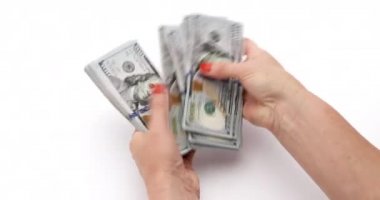 Beyaz bir arka planda kadın elleri dolar sayıyor