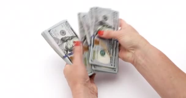 Ženy ruce počítat dolary na bílém pozadí
