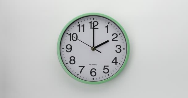 Relógio Parede Quartzo Fundo Branco Relógio Mostra Duas Horas Vídeo — Vídeo de Stock