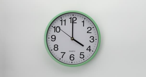 白色背景上的石英钟表 钟显示四点钟 Dci视频 — 图库视频影像