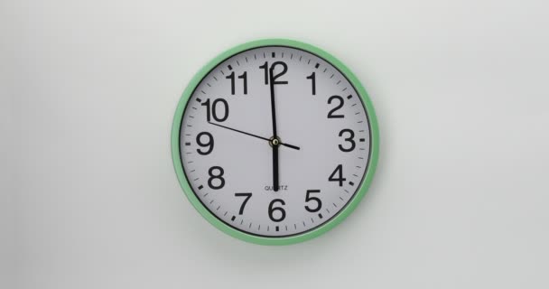 Horloge Murale Quartz Sur Fond Blanc Horloge Montre Six Heures — Video