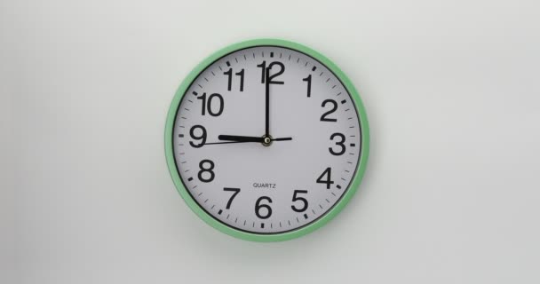 白い背景にクォーツウォールクロック 時計は９時を示している Dciビデオ — ストック動画