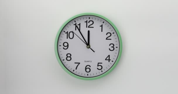 Zegar Ścienny Kwarcowy Białym Tle Zegar Pokazuje Pięć Minut Dwunastej — Wideo stockowe