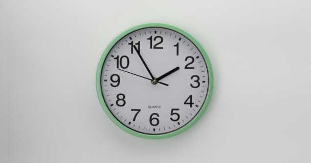 白い背景にクォーツウォールクロック 時計は５分から２分です Dciビデオ — ストック動画