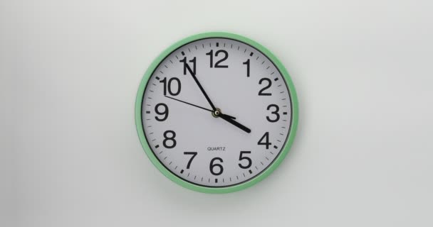 白い背景にクォーツウォールクロック 時計は５分から４分です Dciビデオ — ストック動画