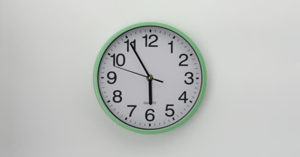 Relógio Parede Quartzo Fundo Branco Relógio Mostra Cinco Minutos Seis — Vídeo de Stock