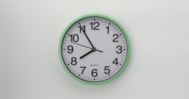 Reloj Pared Cuarzo Sobre Fondo Blanco Reloj Muestra Cinco Minutos — Vídeos de Stock