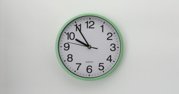 Quarz Wanduhr Auf Weißem Hintergrund Die Uhr Zeigt Fünf Minuten — Stockvideo