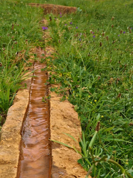 Liten Vatten Kanal Ristade Stenen Med Ofokuserad Bakgrund — Stockfoto