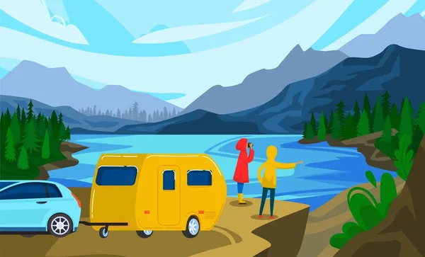 Люди путешествуют в трейлере векторной иллюстрации, мультфильм плоский мужчина женщина пара турист персонаж, стоящий рядом с трейлером кемперван автомобиля — стоковый вектор