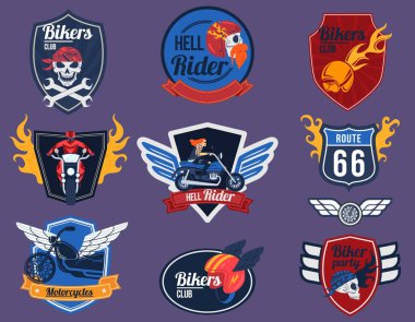 Motosikletli logo vektör illüstrasyon seti, çizgi film düz moto kulüp amblemi alev alev, kafatası ve kanat rozetli motosiklet koleksiyonu