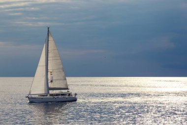 Karanlık gökyüzü ve deniz içinde tek yat
