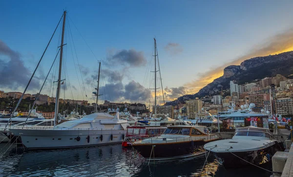 Monaco Monte Carlo içinde yat limanı görünümünü