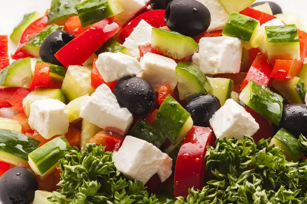 Yunan salatası zeytinyağı yakın çekim ile görev yaptı.