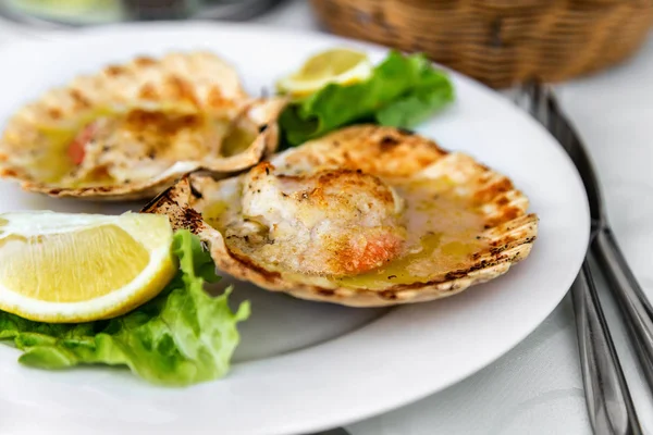 Izgara tarak marul ve limon ile servis