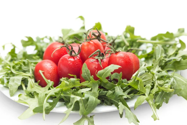Słodkie Wiśniowe Pomidory Świeżą Rucolą Białym Tle — Zdjęcie stockowe