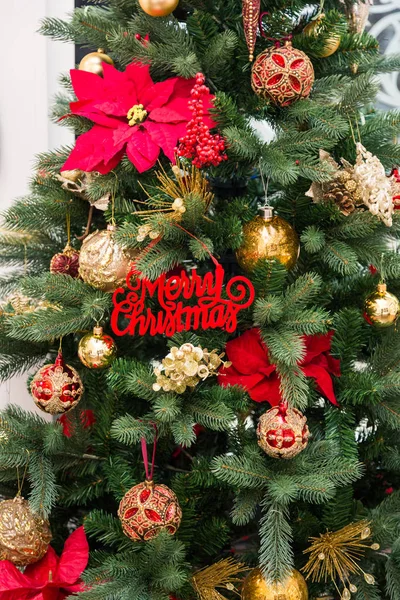 Pek çok kırmızı ve altın süslemeleri, portre, mektuplar, mutlu Noeller, iç ayrıntılar ile Noel ağacı