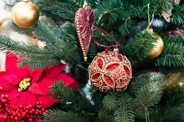 Pek çok kırmızı ve altın süslemeleri, portre, mektuplar, mutlu Noeller, iç ayrıntılar ile Noel ağacı