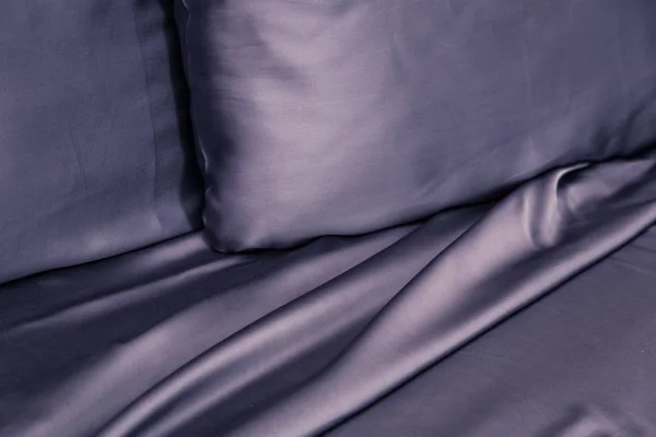 Красивые Темные Постельные Принадлежности Кровати Дорогим Шелком Подушки Простыни Крупным — стоковое фото