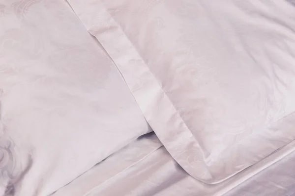 Roupa Branca Bonita Cama Com Seda Cara Travesseiros Closeup Lençóis — Fotografia de Stock