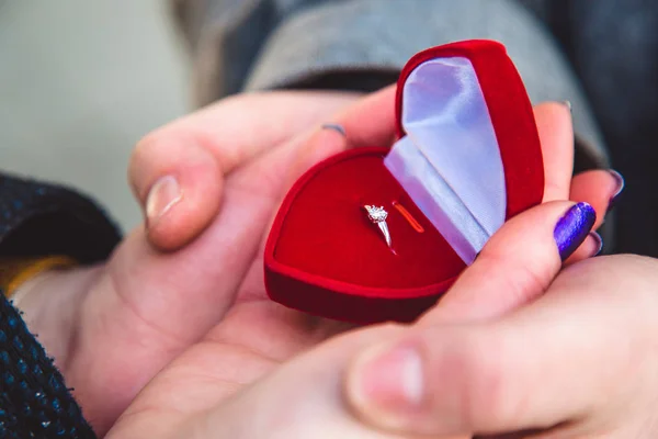 Förlovningsring Med Diamant Den Röda Rutan Och Par Håller Den — Stockfoto