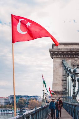 Zincir köprü Budapeşte'bir tarihsel Mimarlık, turizm, kings amblemi ile ünlüdür, ulusal anıt Macaristan ve Türk bayrağının, Erdoğan'ın Türkiye'ye geldi
