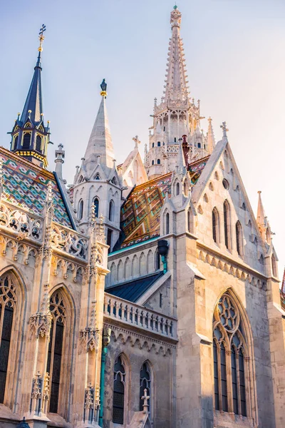 Macaristan, Budapeşte - 09 Ekim 2018: Renkli çatı Matyash kilise. 13. yüzyılda güzel Ortaçağ Macar Kilisesi, çok popüler bir turistik yer ve benzersiz Gotik mimari tarzı vardır