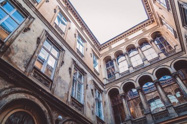 Eski ev iç, kirli duvarlar ve büyük pencereler, tarihi bir binada, eski püskü duvarlar, avlu ihtiyacı yenileme, karanlık ve gizemli bir stil, yansımaları windows, kemerler ve sütunlar