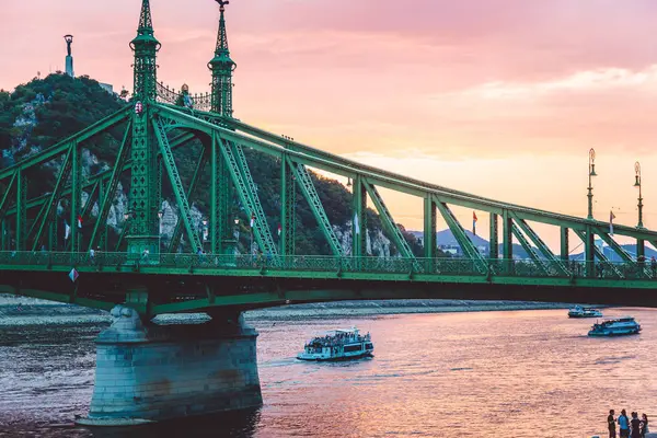 Budapeşte, Macaristan, Ağustos, ulusal anıt şey yeşil özgürlük Köprüsü Budapeşte, gece karanlığında, şafak, Art Nouveau mimari tarzı..... Budapeşte