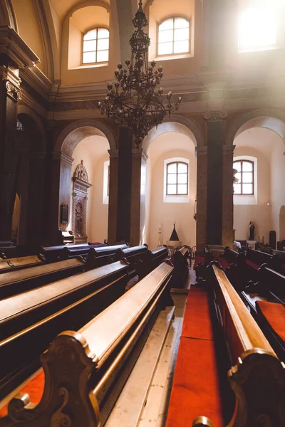 Intérieur Église Avec Des Bancs Beau Grand Lustre Lumière Soleil — Photo