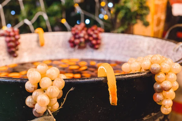 Punch ve bir kazan bir Noel Pazar üzerinde mulled şarap için malzemeler. Malzemeler narenciye ve baharat içkide, üzüm ve aplesine üzerinde kazan asmak. Kış sıcak içecek pişirme işlemi