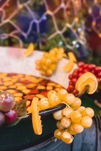 Punch ve bir kazan bir Noel Pazar üzerinde mulled şarap için malzemeler. Malzemeler narenciye ve baharat içkide, üzüm ve aplesine üzerinde kazan asmak. Kış sıcak içecek pişirme işlemi