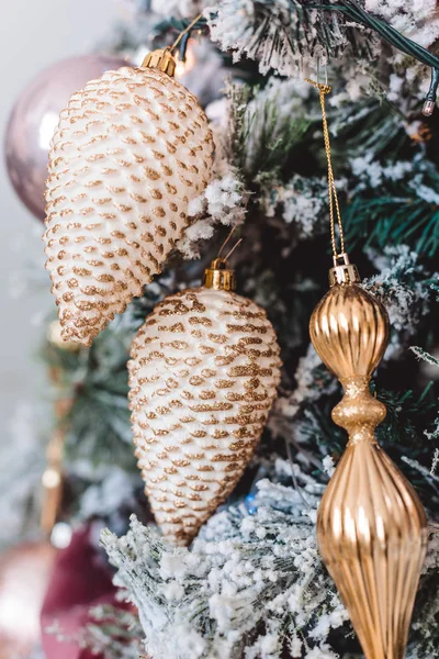 Güzel kış dekorasyonları, pembe top, WHI ile Noel ağacı