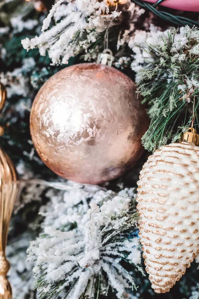 Güzel kış dekorasyonları, pembe top, WHI ile Noel ağacı