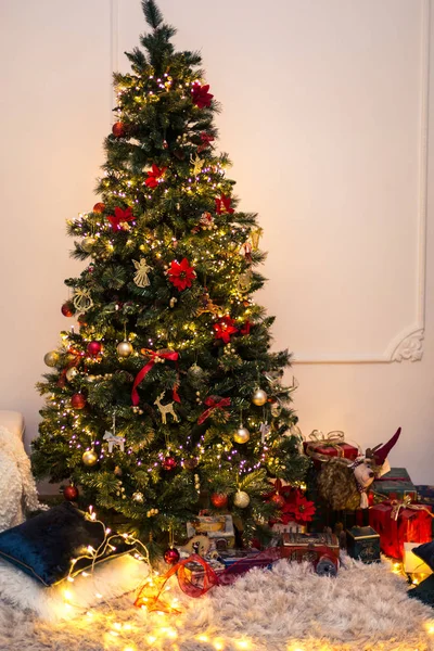 Birçok ile Noel ağacı oyuncaklar ve sunar. Işık gerland çevresinde
