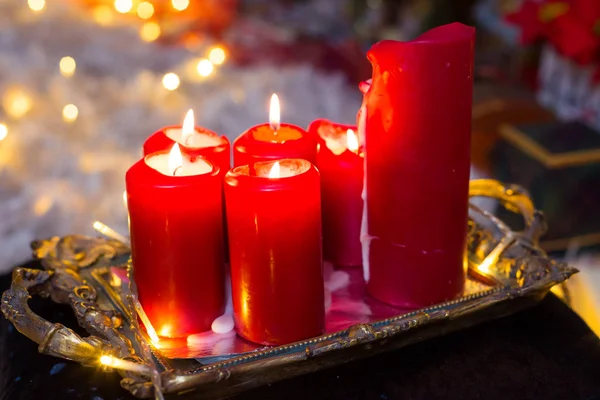Sześciu Czerwone Świece Srebrnej Tacy Ornamentami Ogień — Zdjęcie stockowe
