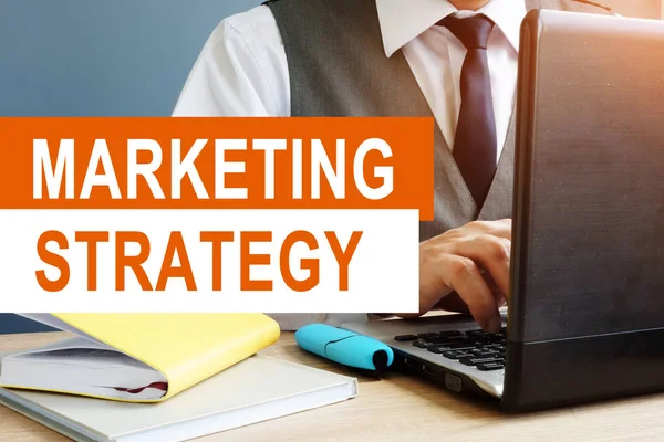 Pazarlama stratejisi kavramı. Bir dizüstü bilgisayarda çalışma pazarlamacı.
