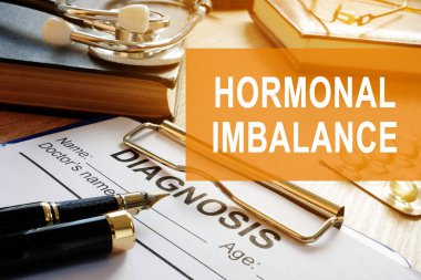 Hormonal dengesizlik kavramı. Masa üzerinde tıbbi belgeleri.